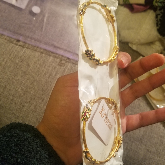 Golden bangles for Indian celebrations - Picture 2 of 2